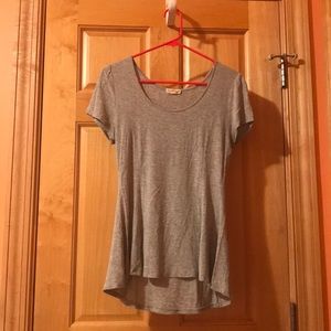 Fitted, flowy grey T-shirt